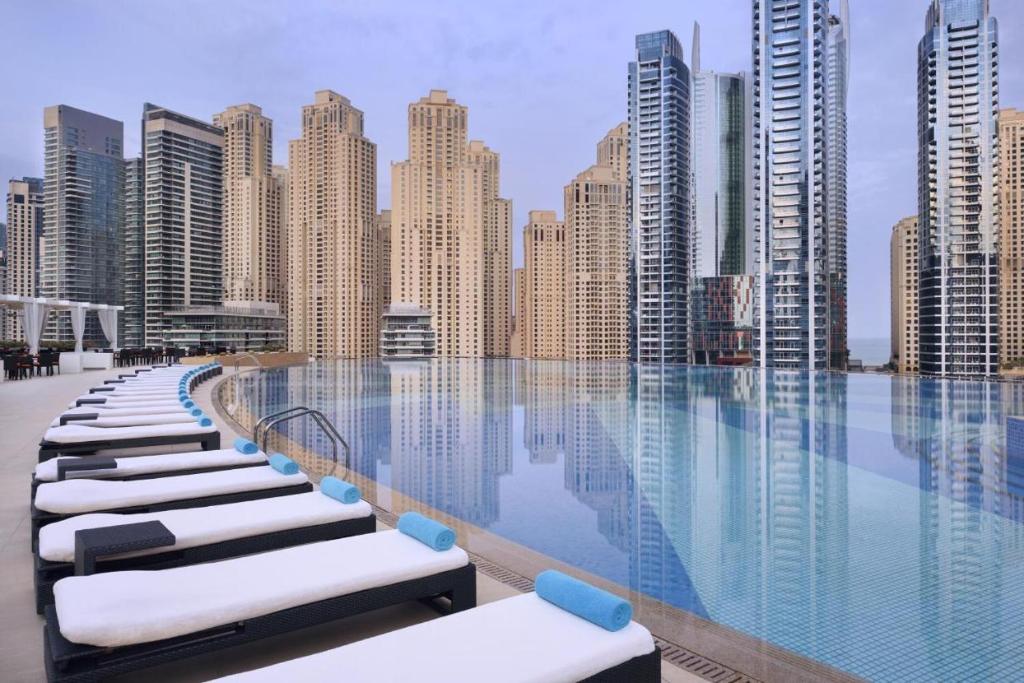 Marina Crest Residences Dubai Marina exterior and pool